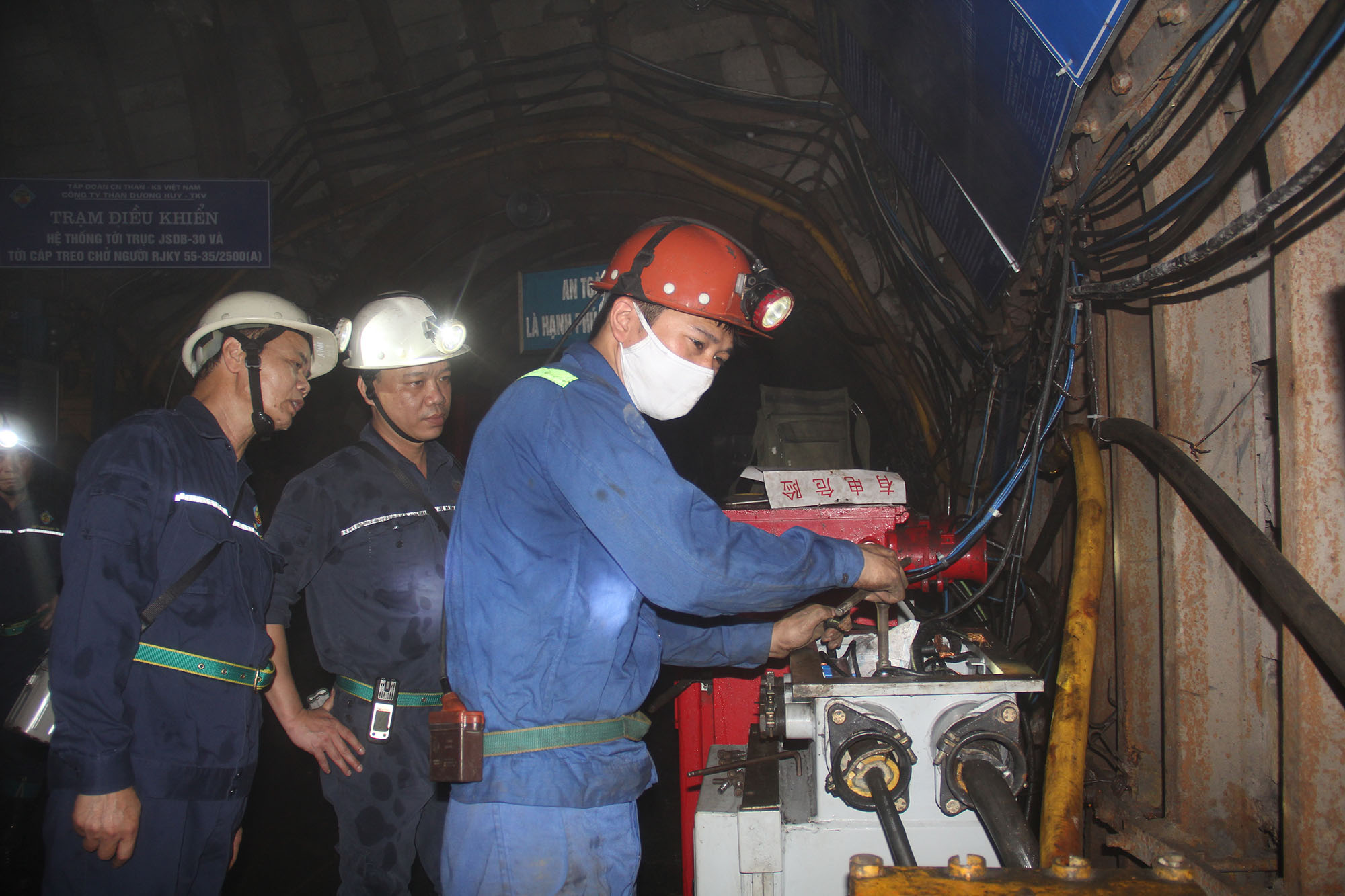 Lãnh đạo Công đoàn Công ty Than Dương Huy và Phòng An toàn phối hợp kiểm tra công tác an toàn lao động trong hầm lò.