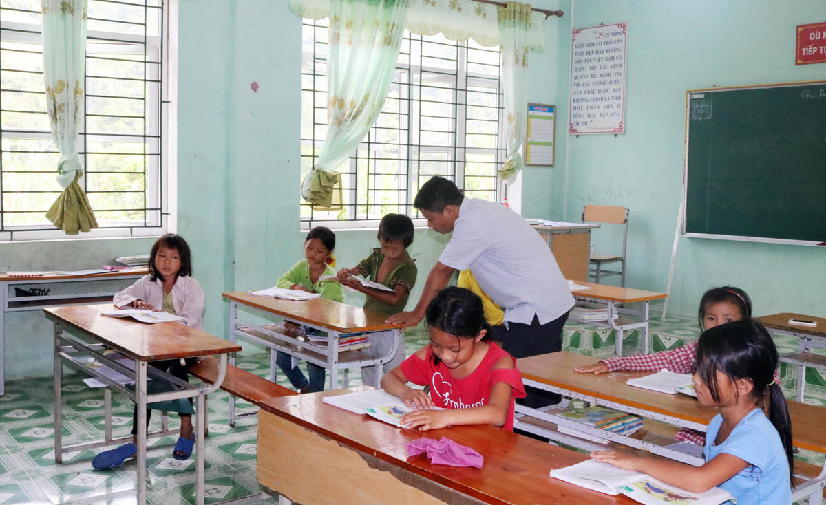 Học sinh điểm trường Mảy Nháu, xã Quảng Sơn, huyện Hải Hà học tập trong lớp học khang trang.