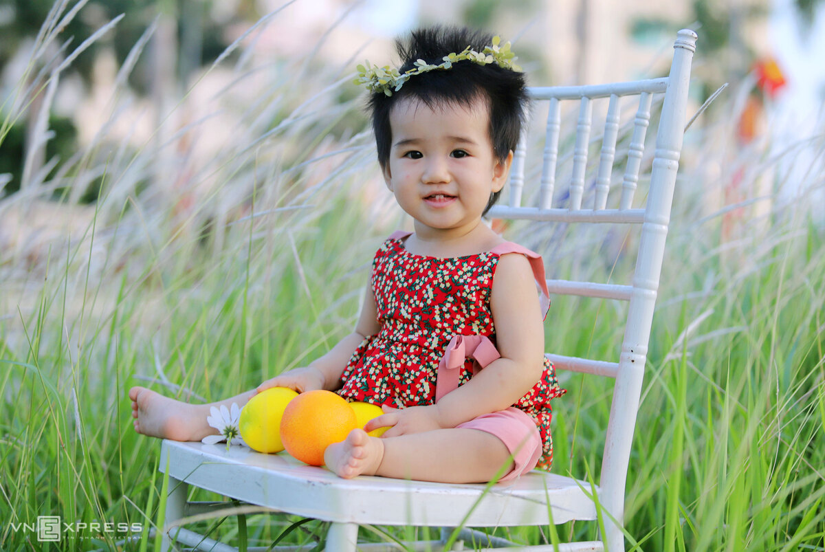 Nhân dịp sinh nhật tròn một tuổi, bé Lê Đặng Gia Hân ở thành phố Hà Tĩnh được bố mẹ đưa ra đồng cỏ lau, chụp ảnh bên cạnh hàng nghìn bông hoa trắng xóa làm kỷ niệm.  