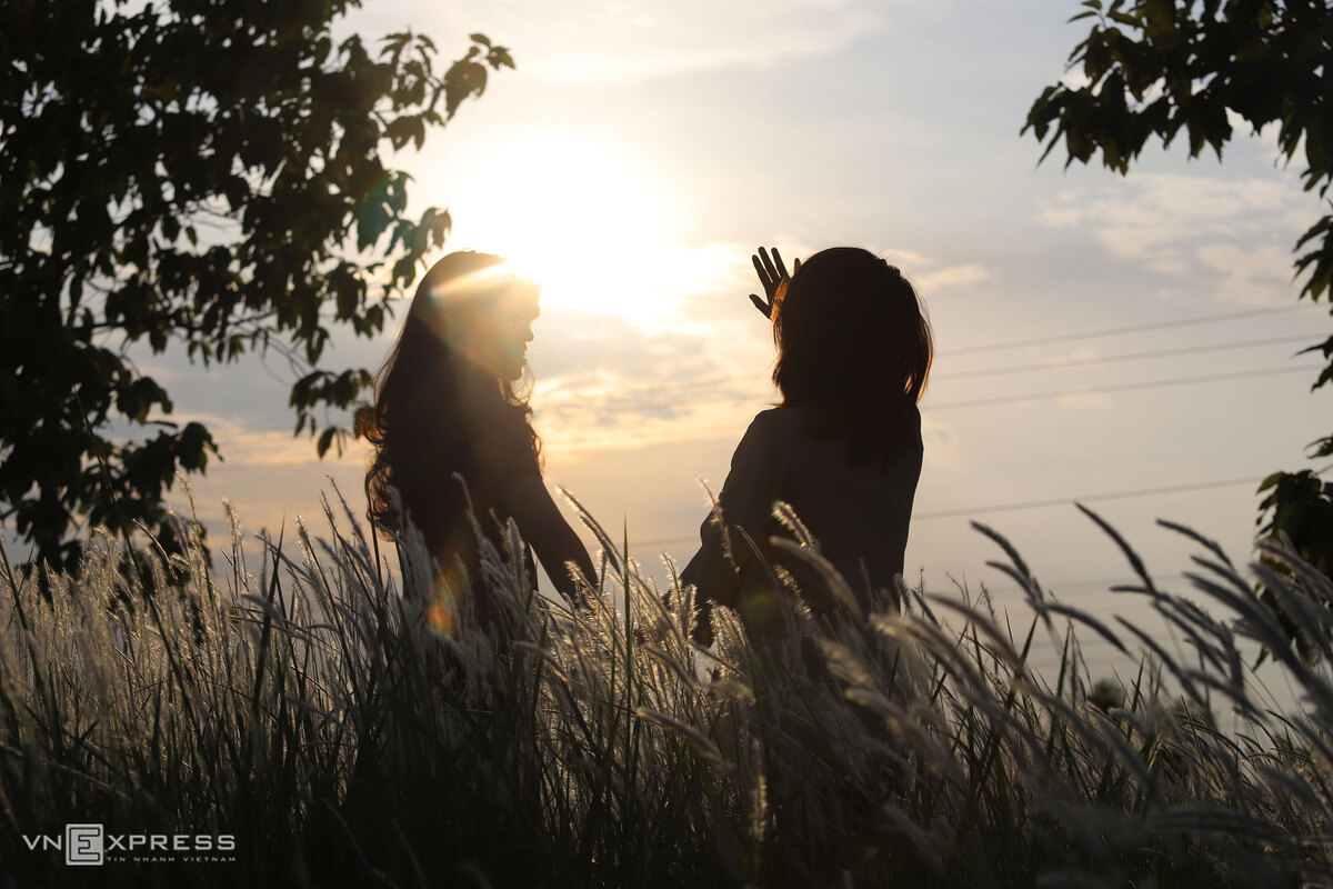 Cuối chiều, hai cô gái chụp kiểu ảnh vẫy tay chào ánh mặt trời.