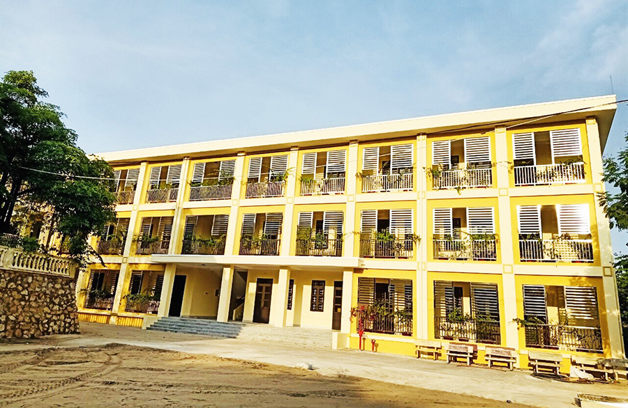 Dãy phòng học Trường tiểu học Phương Đông vừa được xây dựng mới, kịp đưa vào sử dụng trong năm học này.