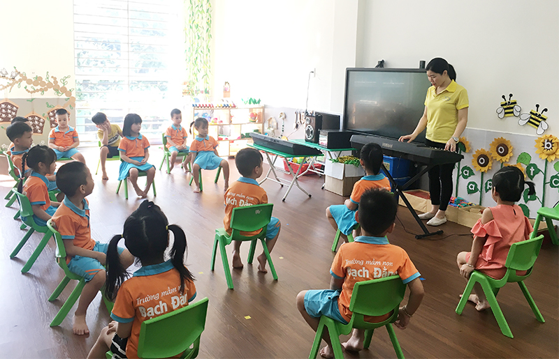 Một tiết học âm nhạc của học sinh trường Mầm non Bạch Đằng (TP Hạ Long).