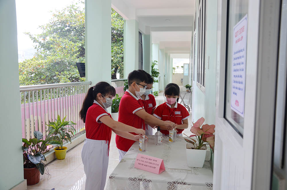 Các em học sinh trường Tiểu học Hạ Long (TP Hạ Long) sát khuẩn tay trước khi vào lớp.