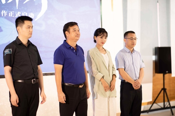 Lý Tử Thất (thứ hai, phải) tại buổi họp báo công bố xây dựng nhà máy sản xuất bún ốc ở Liễu Châu. Ảnh: Sina.
