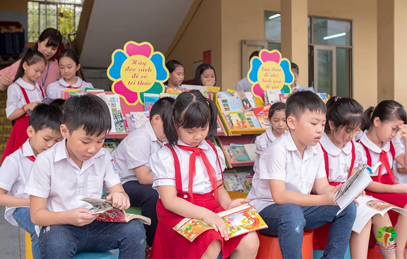 Học sinh trường Tiểu học Cẩm Thủy tham gia đọc sách trong giờ ngoại khóa.