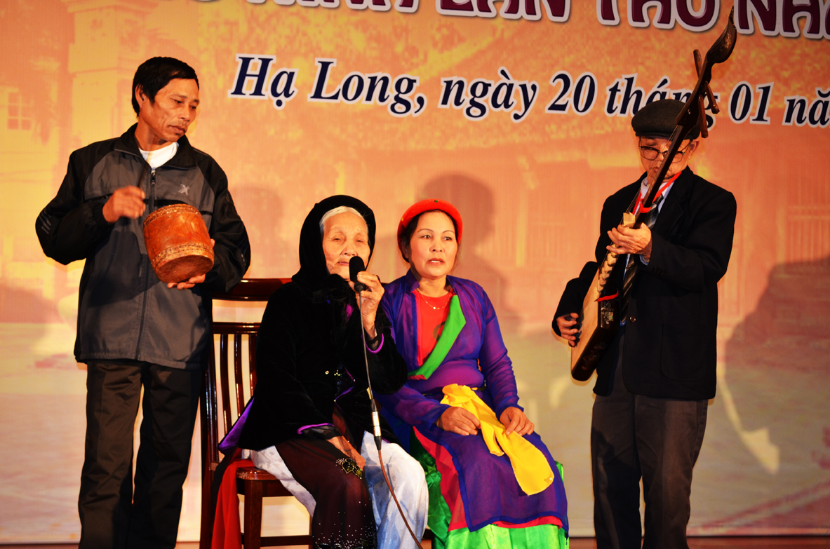 Nghệ nhân Nhân dân Đặng Thị Tự biểu diễn hát nhà tơ tại Liên hoan Hát nhà tơ, hát-múa cửa đình tỉnh Quảng Ninh lần thứ nhất.
