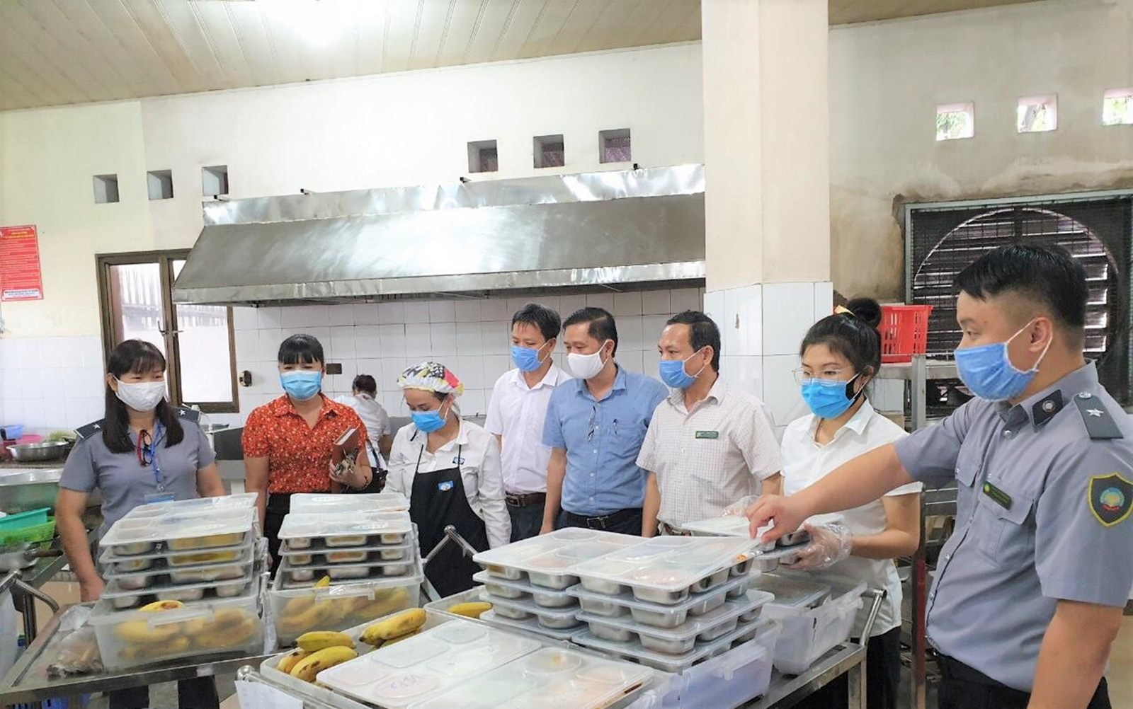 Chi cục An toàn vệ sinh thực phẩm tỉnh giám sát ATTP và phòng chống dịch Covid-19 tại bếp ăn tập thể khách sạn Vân Long (TP Cẩm Phả).