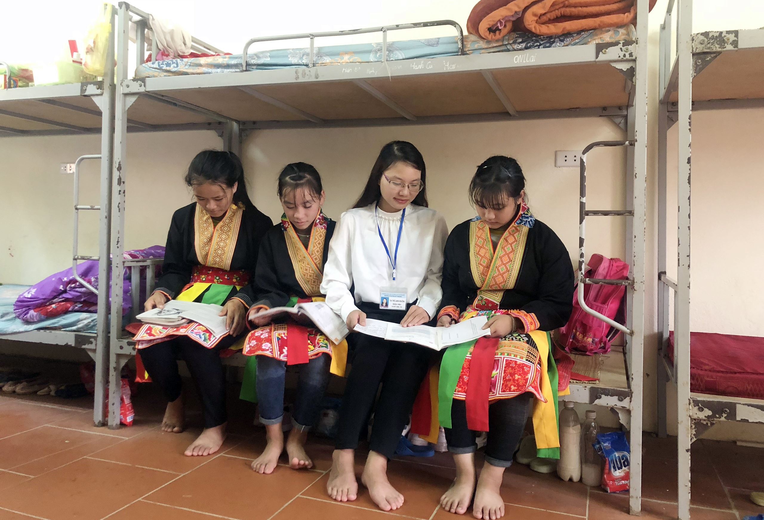 Cô giáo Tạ Thị Lan Huôn thường xuyên quan tâm, dạy học cho các em học sinh ở nội trú tại trường. 
