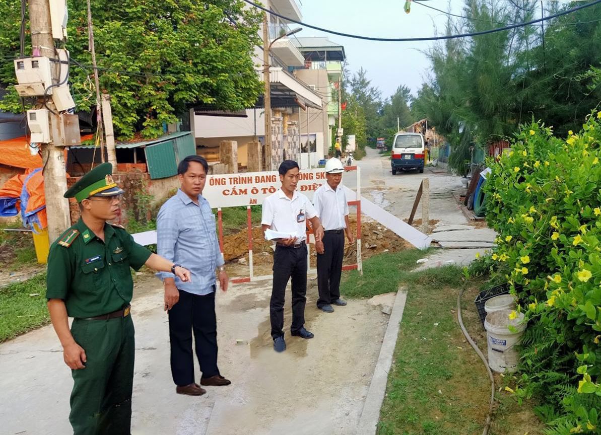 Thiếu tá Nguyễn Duy Tuấn, Phó Bí thư Đảng ủy xã Đồng Tiến, huyện Cô Tô kiểm tra, chỉ đạo việc thực hiện xây dựng đường nông thôn mới tại thôn Hồng Hải. 
