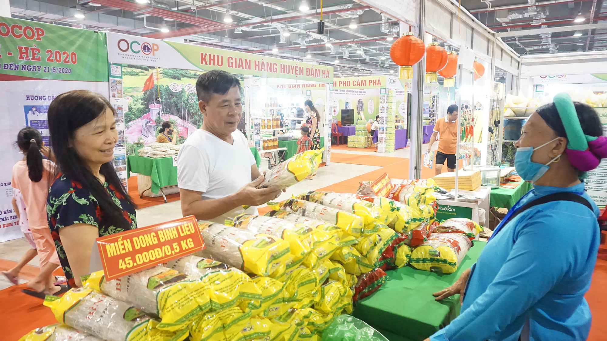 Gian hàng OCOP huyện Bình Liêu tham gia Hội chợ OCOP Quảng Ninh - Hè 2020.