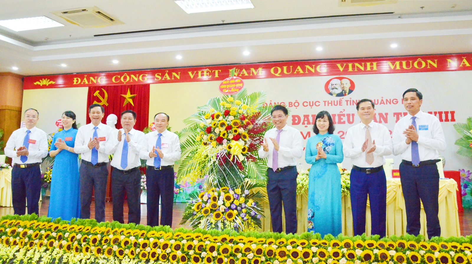 Các đồng chí Đồng chí Trịnh Thị Minh Thanh, Phó Chủ tịch Thường trực HĐND tỉnh tặng hoa chúc mừng BCH Đảng bộ Cục Thuế tỉnh khóa VIII, nhiệm kỳ 2020 - 2025.