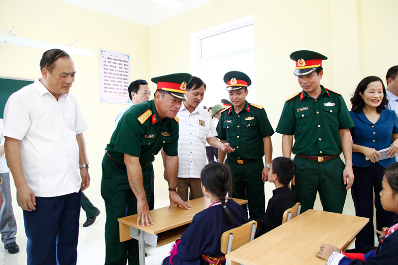 Đại tá Lê Văn Long, Ủy viên Ban Thường vụ Tỉnh ủy, Chỉ huy trưởng Bộ CHQS tỉnh; Đại tá Nguyễn Quang Hiến, Chính ủy Bộ CHQS tỉnh, cùng các đại biểu tham quan phòng học mới.