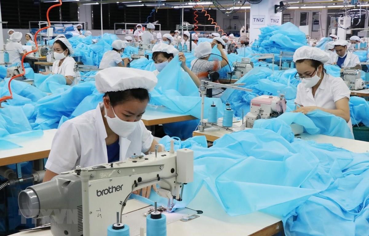 Người lao động sản xuất hàng dệt may xuất khẩu. (Ảnh: Hoàng Nguyên/TTXVN)