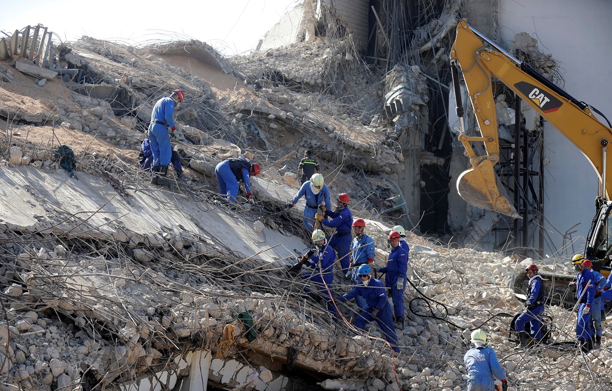 Nhân viên cứu hộ làm nhiệm vụ sau vụ nổ tại cảng Beirut, Liban, ngày 7/8/2020. (Ảnh: AFP/TTXVN)
