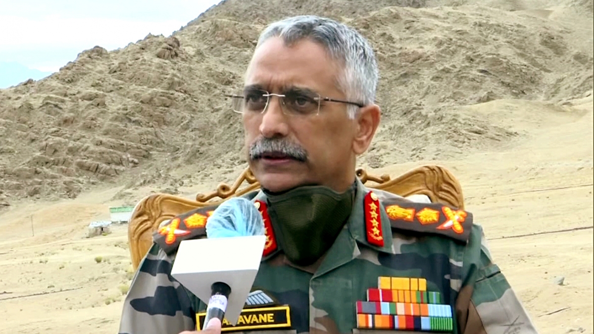 Tư lệnh Lục quân Ấn Độ Manoj Mukund Naravane trả lời báo chí tại Leh. Ảnh: ANI
