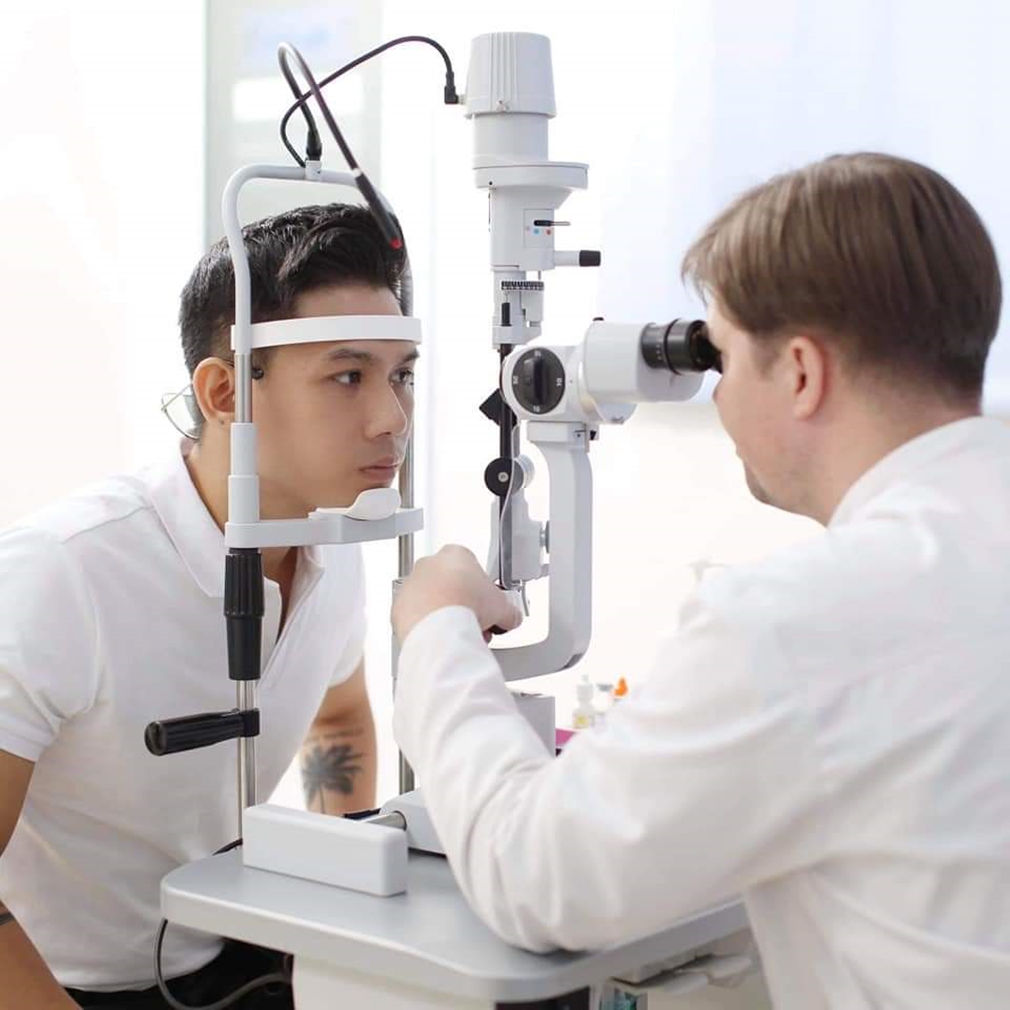 Bác sĩ khám mắt cho bệnh nhân tại Bệnh viện Mắt quốc tế Việt-Nga Hạ Long.