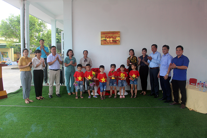 Công ty TNHH Thuấn Quỳnh phối hợp với Phòng Giáo dục và Đào tạo huyện, xã Quảng Chính trao tặng sân vui chơi ngoài trời cho Trường Mầm non xã Quảng Chính 