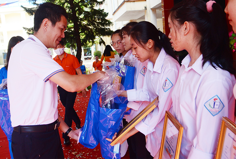Lãnh đạo Sacombank Quảng Ninh trao tặng học bổng cho các học sinh trường THPT Minh Hà, TX Quảng Yên.