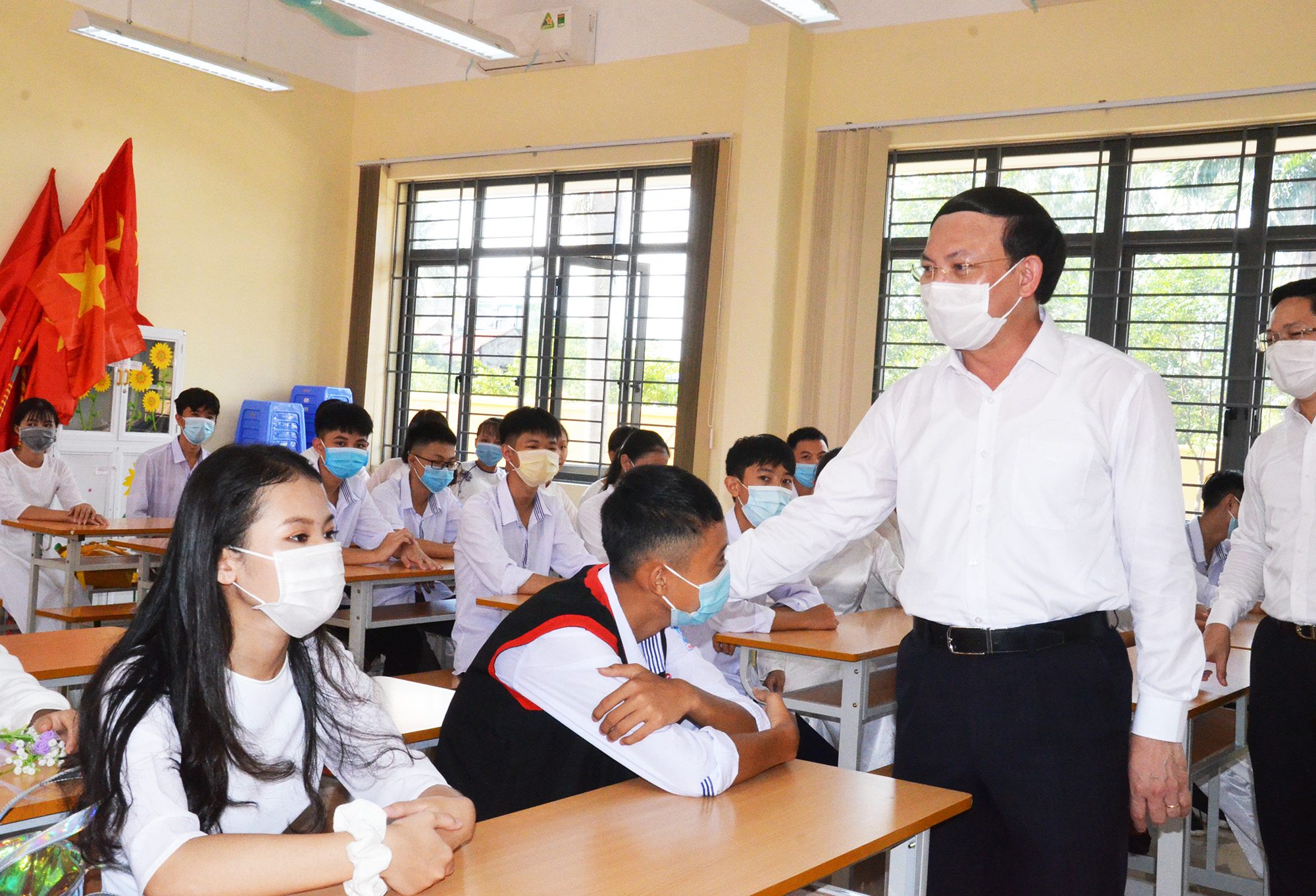 Đồng chí bí thư tỉnh ủy thăm cơ sở vật chất và động viên các em học sinh cố gắng học tập trong năm học mới.jpg