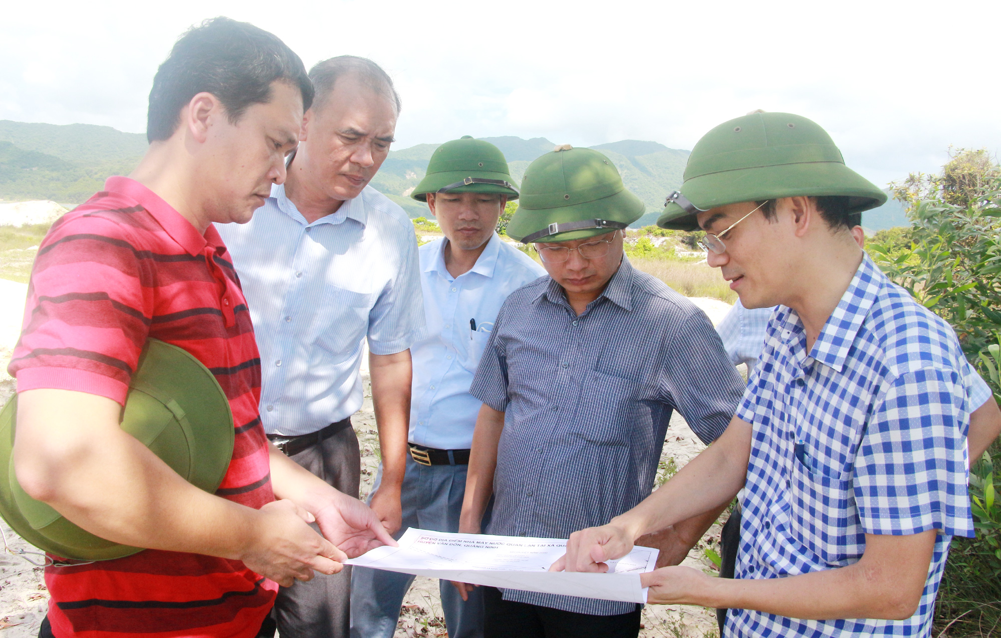 Đồng chí Cao Tường Huy, Phó Chủ tịch UBND tỉnh, kiểm tra địa điểm xây dựng nhà máy nước phục vụ nhân dân và khách du lịch 2 xã Quan Lạn - Minh Châu. Ảnh: Mạnh Trường
