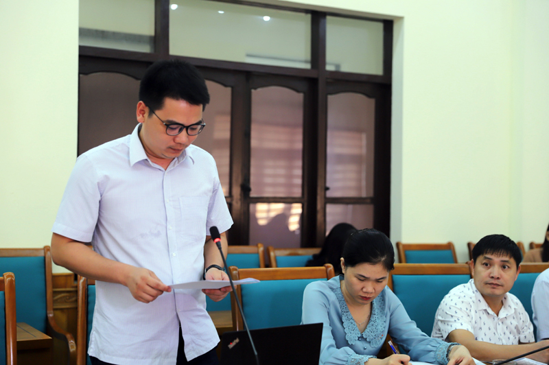 Thành viên đoàn giám sát tham gia ý kiến với huyện Bình Liêu.