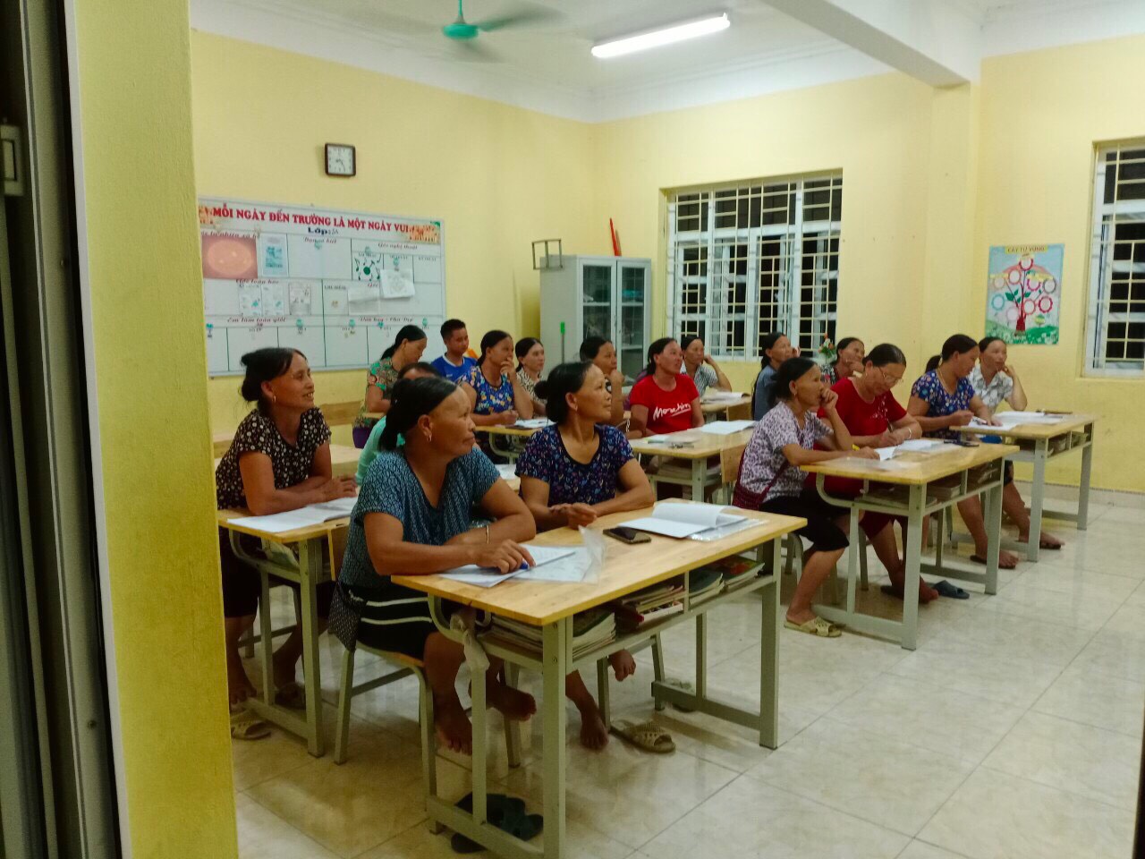 Lớp xóa mù chữ do Trung tâm HTCĐ xã Đại Dực, huyện Tiên Yên, tổ chức.