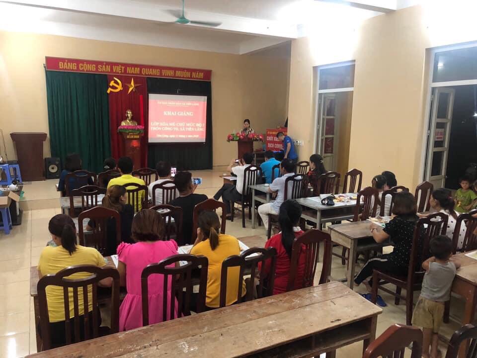 Lớp xóa mù chữ do Trung tâm HTCĐ xã Tiên Lãng, huyện Tiên Yên, tổ chức.