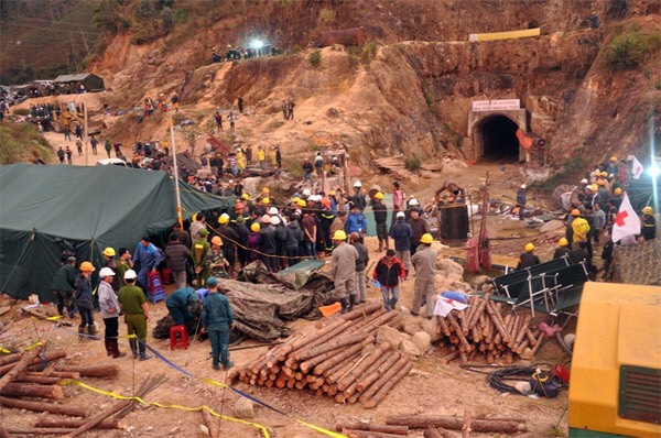 Các chiến sĩ Trung tâm cấp cứu mỏ không quản nguy hiểm tham gia cứu hộ sự cố sập hầm Đạ Dâng (tỉnh Lâm Đồng) năm 2014.