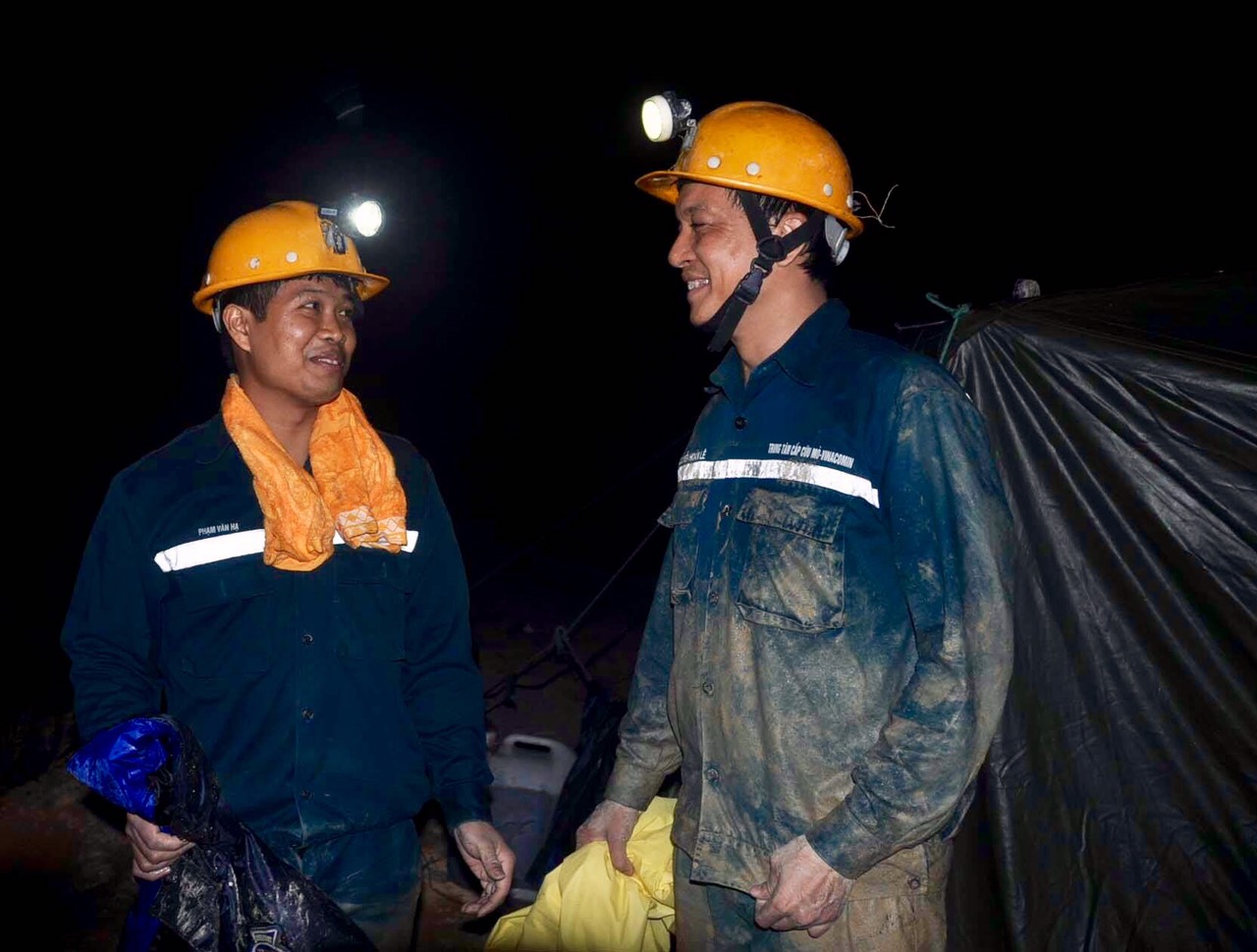 Anh Phạm Văn Hạ (trái) cùng đồng nghiệp vui mừng khi 12 công nhân vụ sập hầm Đạ Dâng (tỉnh Lâm Đông) được giải cứu.