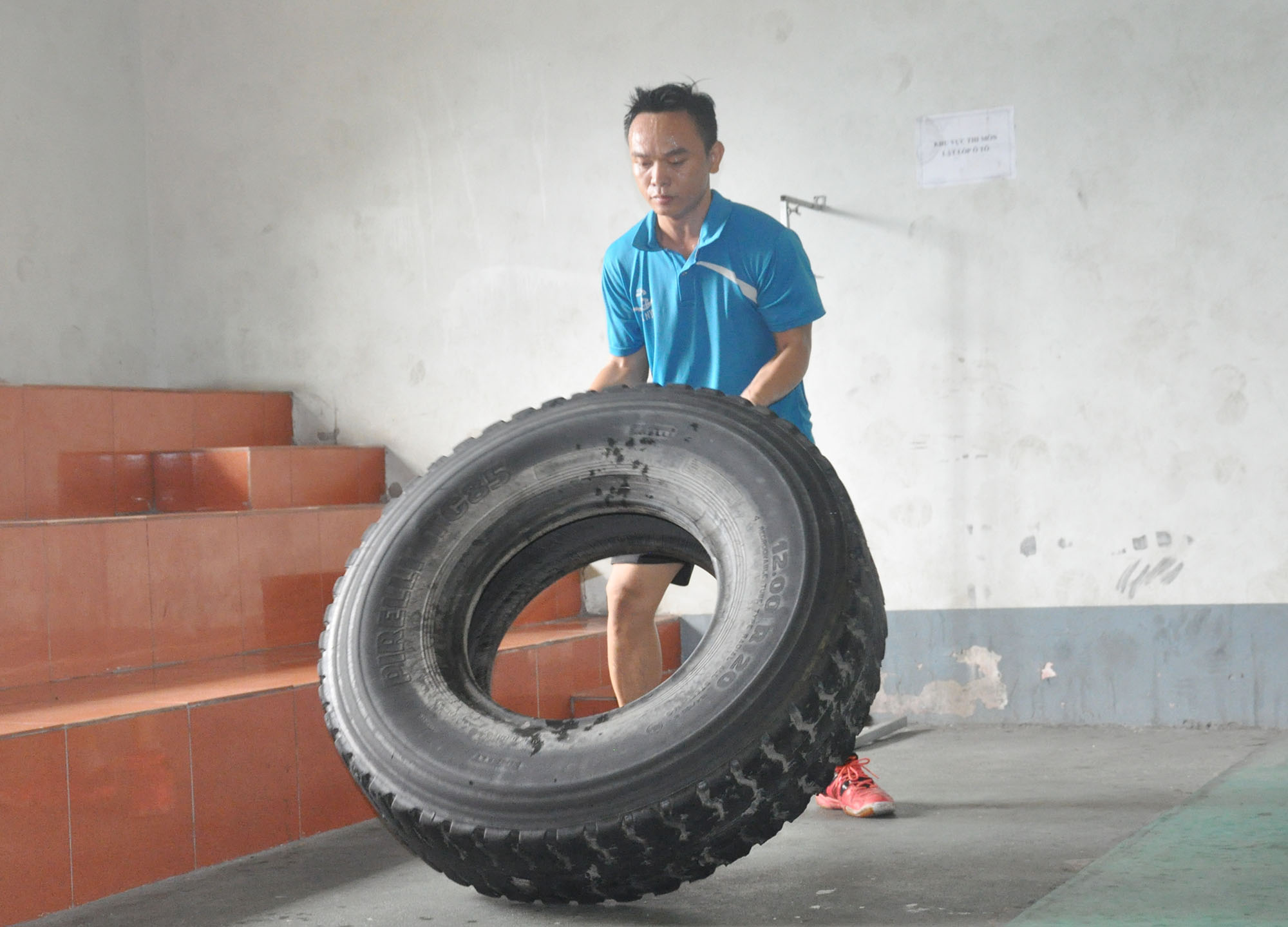 Bài tập lật lốp 72kg được các chiến sĩ cứu hộ mỏ thực hiện rất thuần thục.