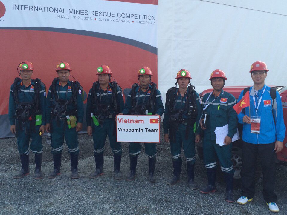 Phạm Văn Hạ (người cầm biển) và các chiến sĩ Trung tâm Cấp cứu mỏ - Vinacomin tham gia Hội thảo quốc tế chuyên ngành cấp cứu mỏ tại Canada.
