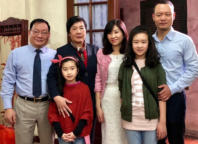 Nghệ sĩ Tiến Đạt (trái) bên vợ (áo đen) và gia đình con trai. Ảnh: Tuấn Minh.