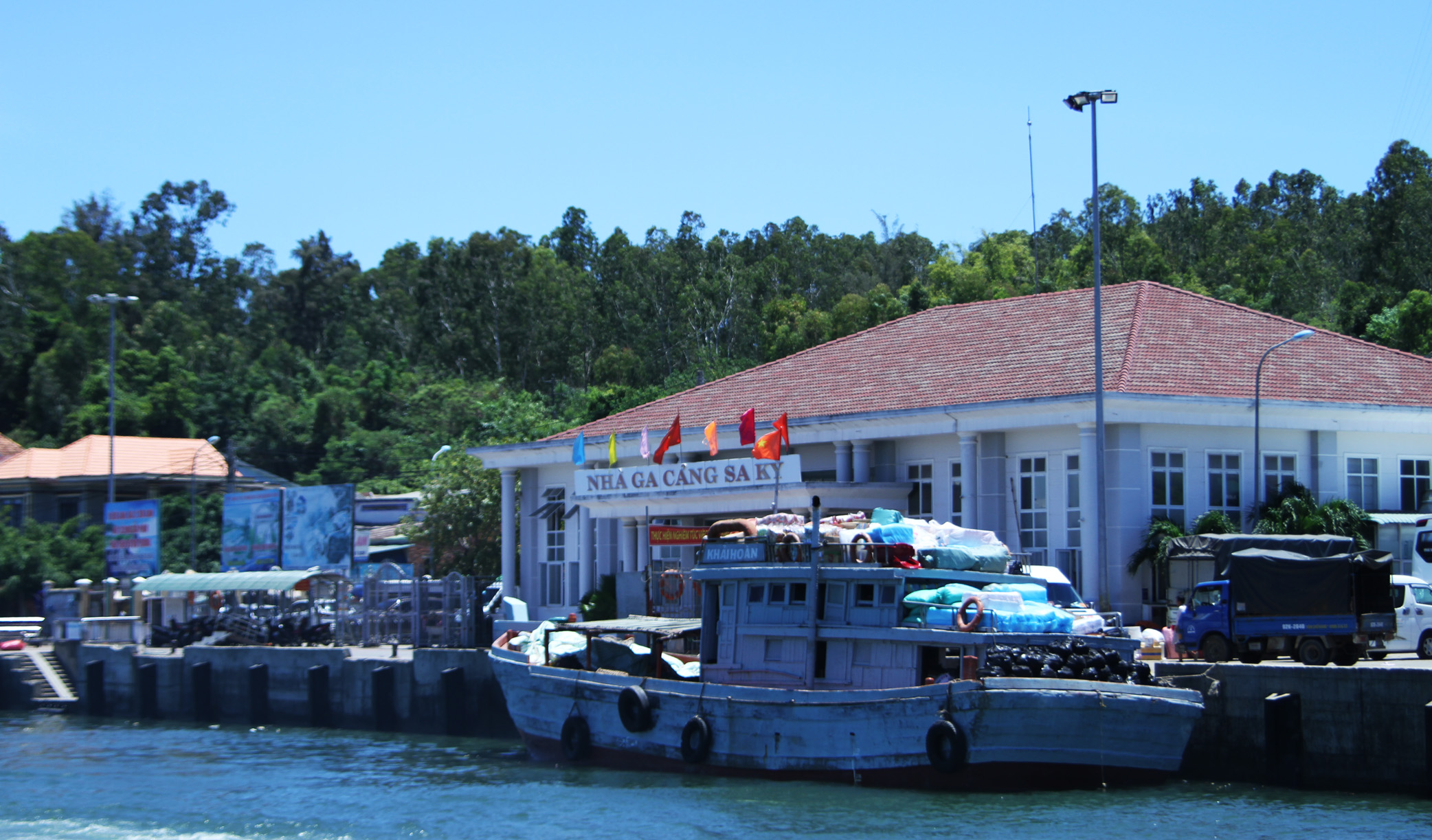 Bến cảng đón đưa khách du lịch.