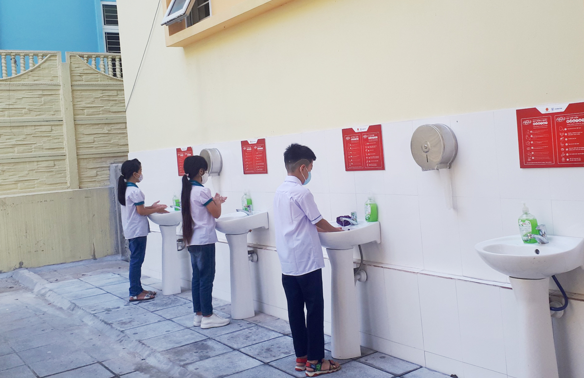 Khu vực rửa tay cho học sinh của Trường Tiểu học Cẩm Sơn được bố trí nước rửa tay sát khuẩn, đảm bảo vệ sinh.