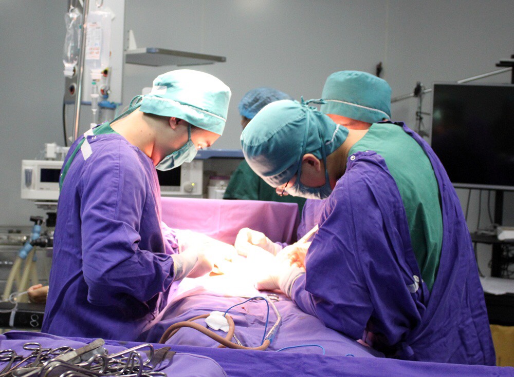 Phẫu thuật cắt u tử cung tại Bệnh viện Đa khoa tỉnh.