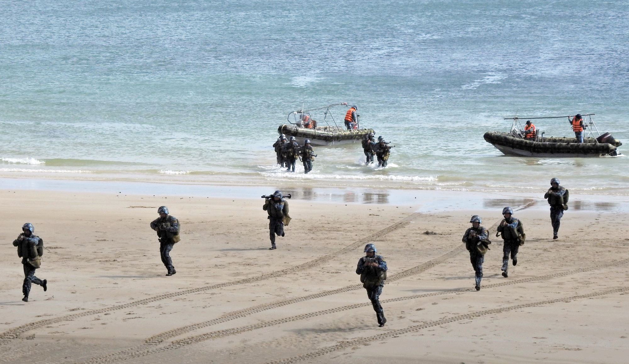 Cán bộ chiến sĩ Lữ đoàn Hải quân 147 thực hành huấn luyện sẵn sàng chiến đấu. 
