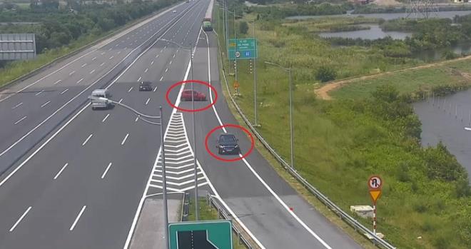 Hai xe ô tô nối đuôi nhau đi ngược chiều trên cao tốc.