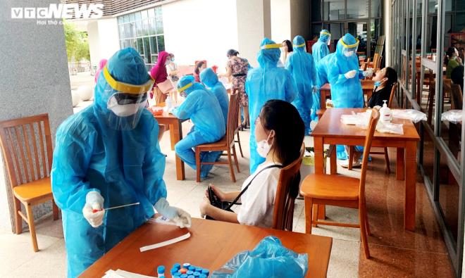 Ngành y tế Đà Nẵng lấy mẫu xét nghiệm COVID-19 cho người dân.