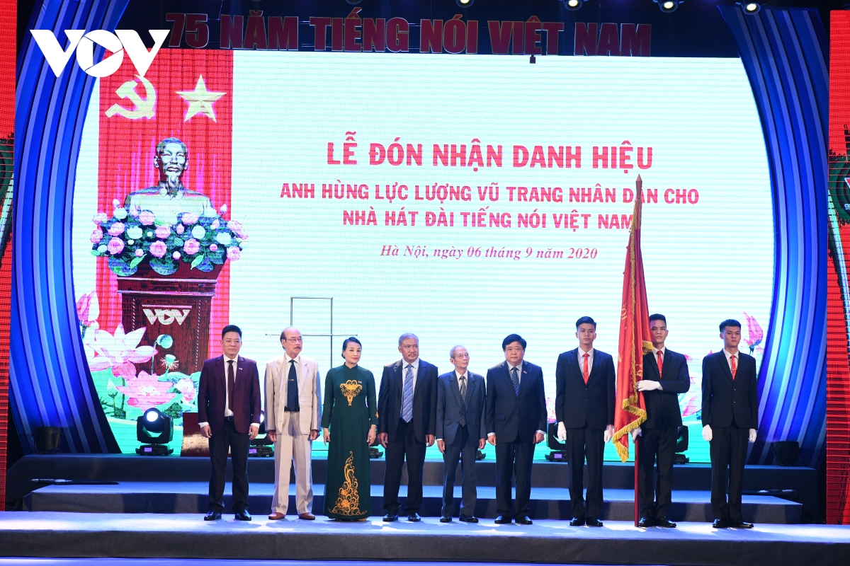 Nhà hát Đài Tiếng nói Việt Nam nhận danh hiệu Anh hùng lực lượng vũ trang nhân dân.
