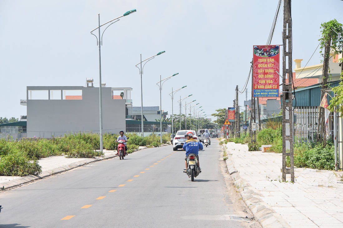 Tuyến đường từ trung tâm thị trấn Quảng Hà ra KCN Cảng biển Hải Hà đã được hoàn thành cải tạo, nâng cấp.