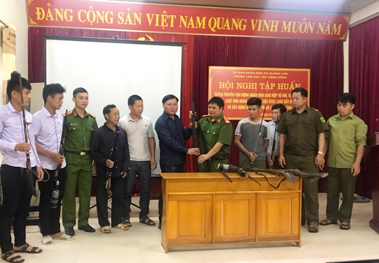 Nhờ làm tốt công tác vận động, nhiều người dân xã Quảng Lâm (Đầm Hà) đã tự giác giao nộp súng.