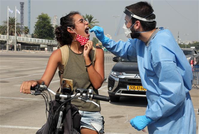 Nhân viên y tế lấy mẫu xét nghiệm COVID-19 tại Tel Aviv, Israel ngày 4/9/2020. Ảnh: THX/TTXVN