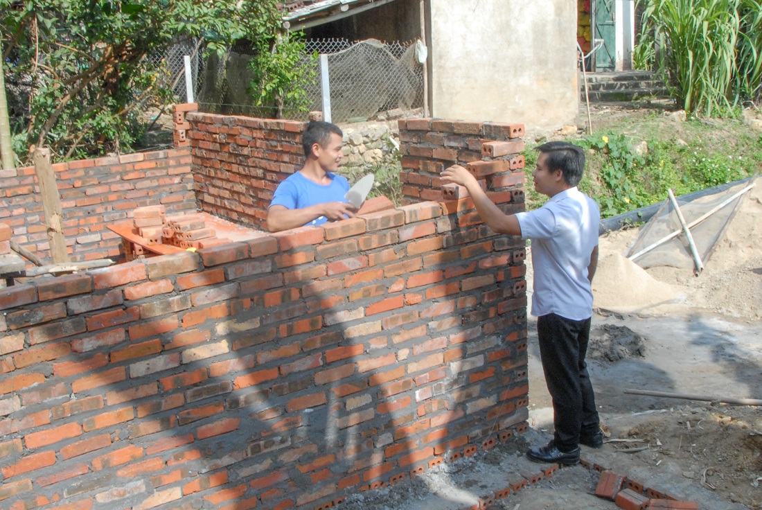 Người dân bản Nà Sa (xã Hoành Mô, huyện Bình Liêu) chủ động xây nhà tiêu hợp vệ sinh là một ví dụ cho việc đã thay đổi ý thức, nếp sinh hoạt lạc hậu.