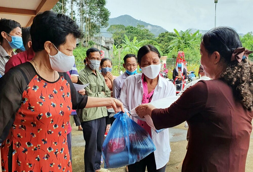Các phật tử chùa Phổ Am (TP Uông Bí) trao tặng quà cho người nghèo tại 2 xã Lục Hồn và Đồng Tâm (huyện Bình Liêu).