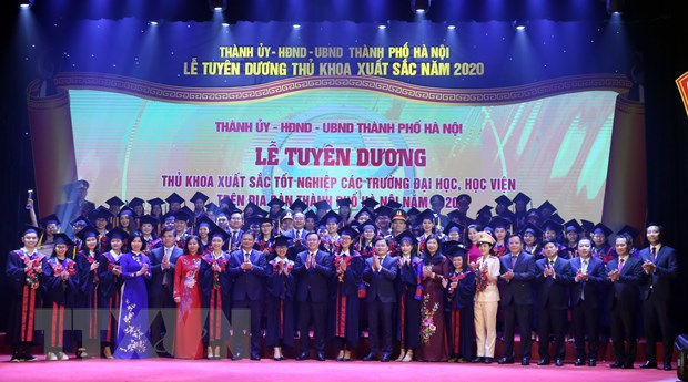 Bí thư Thành ủy Hà Nội Vương Đình Huệ với các đại biểu cùng các thủ khoa xuất sắc tốt nghiệp các trường đại học, học viện trên địa bàn thành phố Hà Nội năm 2020 chụp ảnh chung. (Ảnh: Văn Điệp/TTXVN)