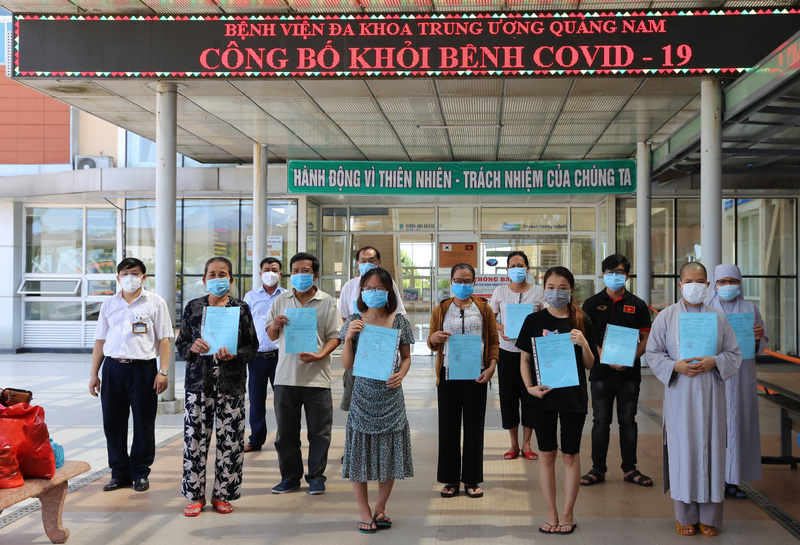 Các bệnh nhân tại Bệnh viện đa khoa Trung ương Quảng Nam được trao giấy ra viện.