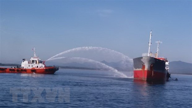Lực lượng chức năng nỗ lực dập tắt đám cháy trên tàu chở dầu. (Ảnh: TTXVN phát)