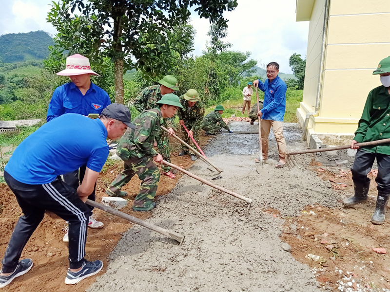 Đoàn thanh niên huyện phối hợp các dơn vị bộ đội đóng trên địa bàn huyện hỗ trợ hỗ trợ nhân dân bản Chăn Mùi, xã Quảng Đức sửa chữa nhà văn hóa.