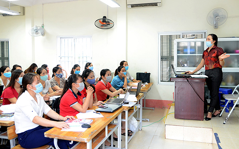 Sở Giáo dục và Ðào tạo tỉnh Tuyên Quang tổ chức tập huấn cho giáo viên về nội dung các bộ sách giáo khoa lớp 1 đã được chọn. Ảnh: MẠNH TÙNG