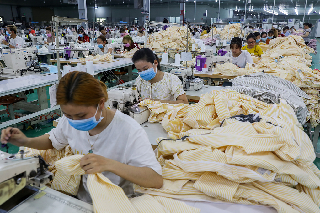 Công nhân làm việc trong một công ty may mặc ở KCN Tân Đô, Long An. Ảnh: Quỳnh Trần.